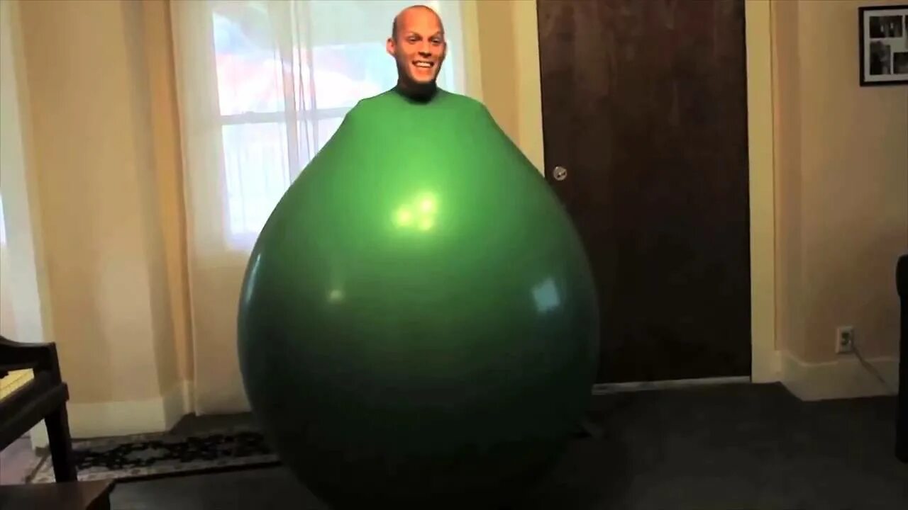 Большие шары видео. Человек шарик. Надувает шарик. Зеленый огромный шар. Человек надувает шар.