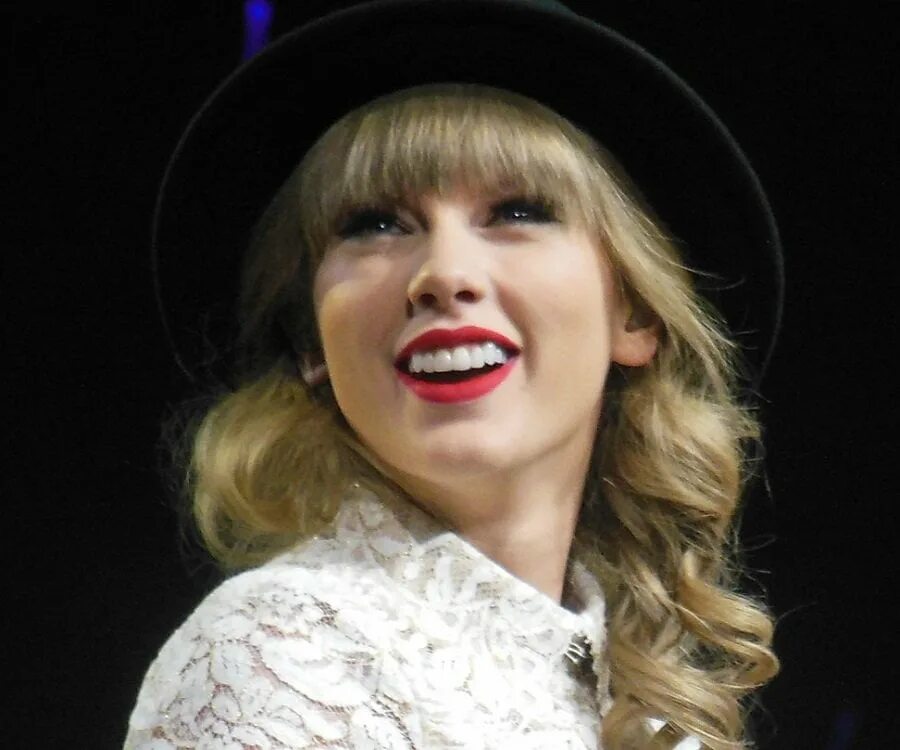 Taylor swift december. Тейлор свифт улыбка. taylor swift smile.