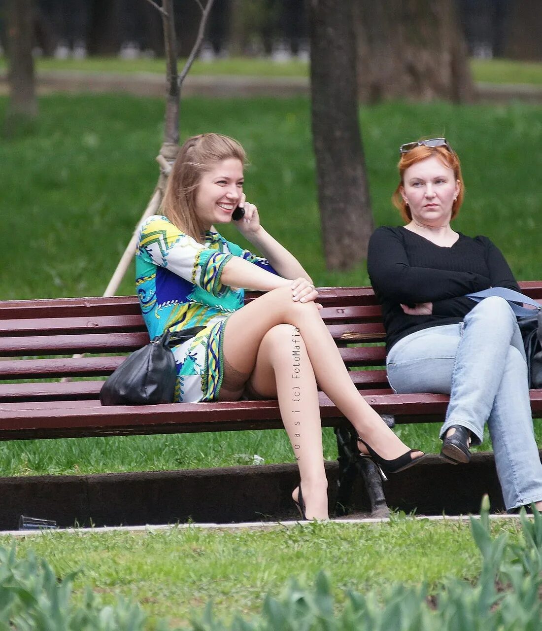 Девочка случайно увидела. Случайные девушки на улице. девочка на улице. девочка на лавочке. девушки в колготках на улице.