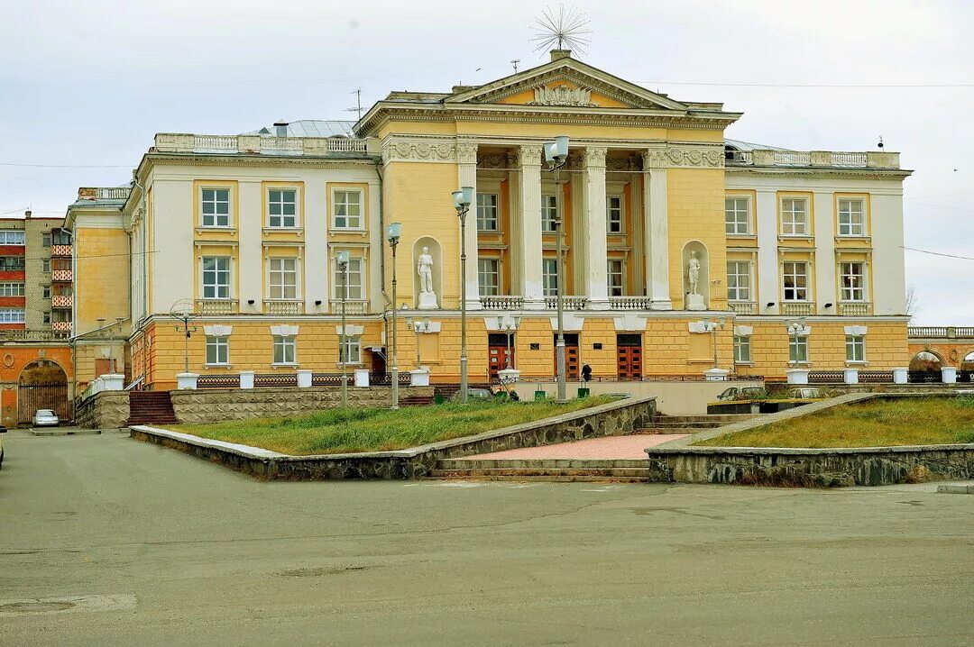 Сайт администрации лесной свердловская. Дом культуры Лесной Свердловской области. ДК Современник Лесной Свердловская область. СКДЦ Современник город Лесной Свердловской области. Город Лесной Свердловской области ДК Современник.