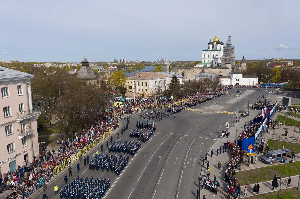 Снял парад. Псков 9 мая. Парад в г.Пскове. День Победы Псков. Псков в мае.