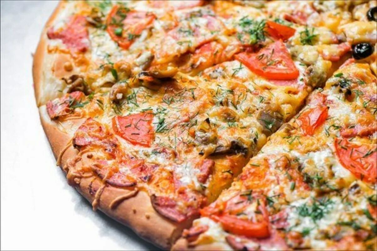 Пиццерии в нижнем. Пицца ассорти. Пицца Густоза. Ассорти итальянских пицц. Пицца ассорти большая.