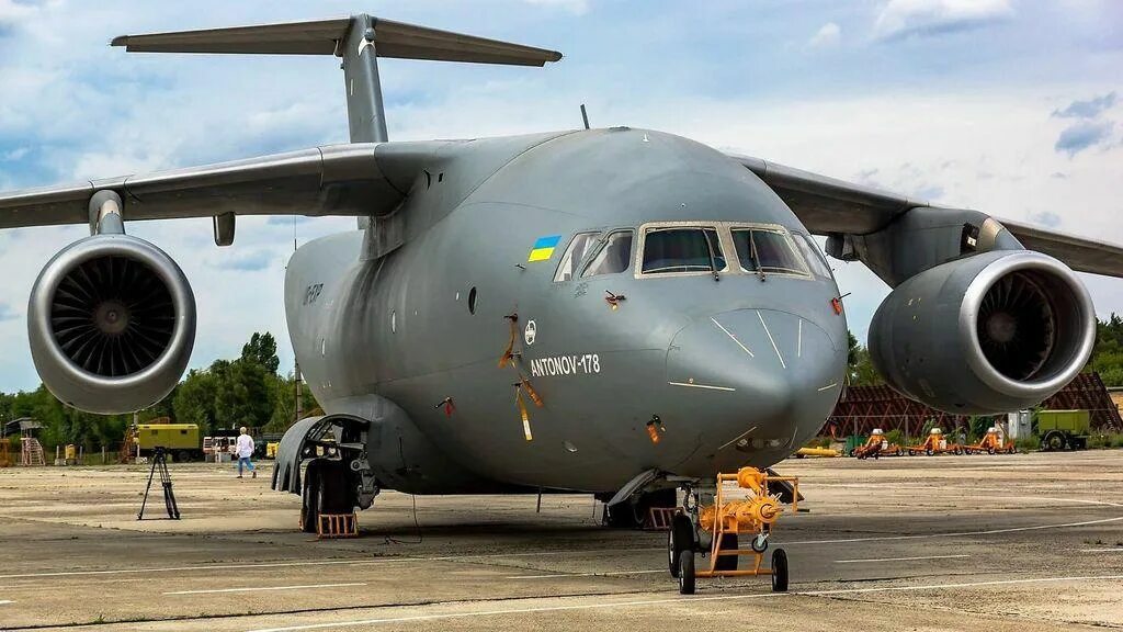 Украинский самолет. Самолет АН 178. АН-178. Грузовой АН 178. Антонов АН-178.