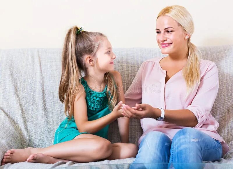 Девочки имеют друг друга. Женщина имеет девочку. Маленькие девочки веселятся на членах. Бой подушками девушки. Девочка имеет девочку.