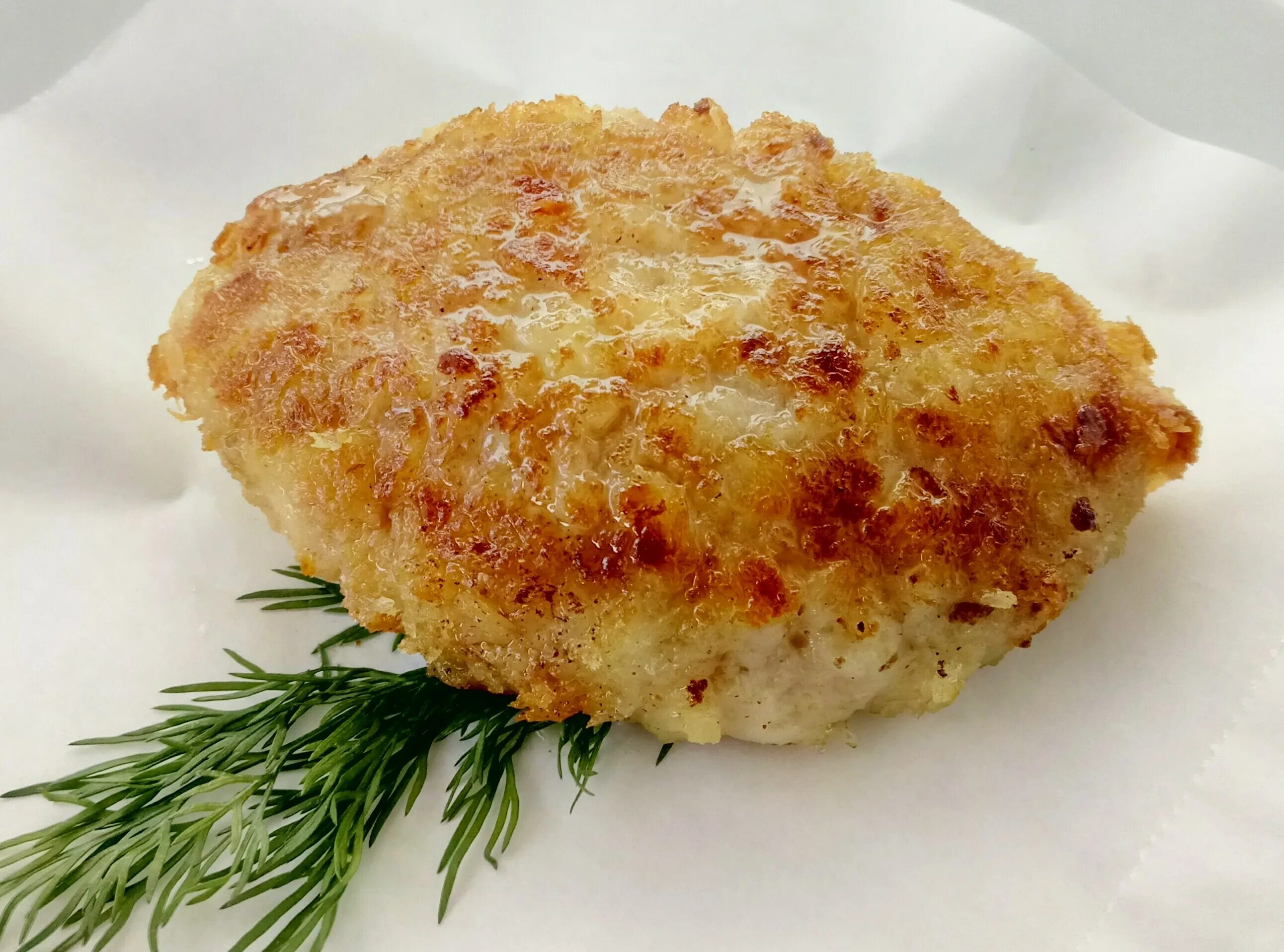 Куриные котлеты из куриного филе калорийность. Куриные котлеты. биточки куриные. котлеты куриные сверху. котлета куриная рубленная одна.