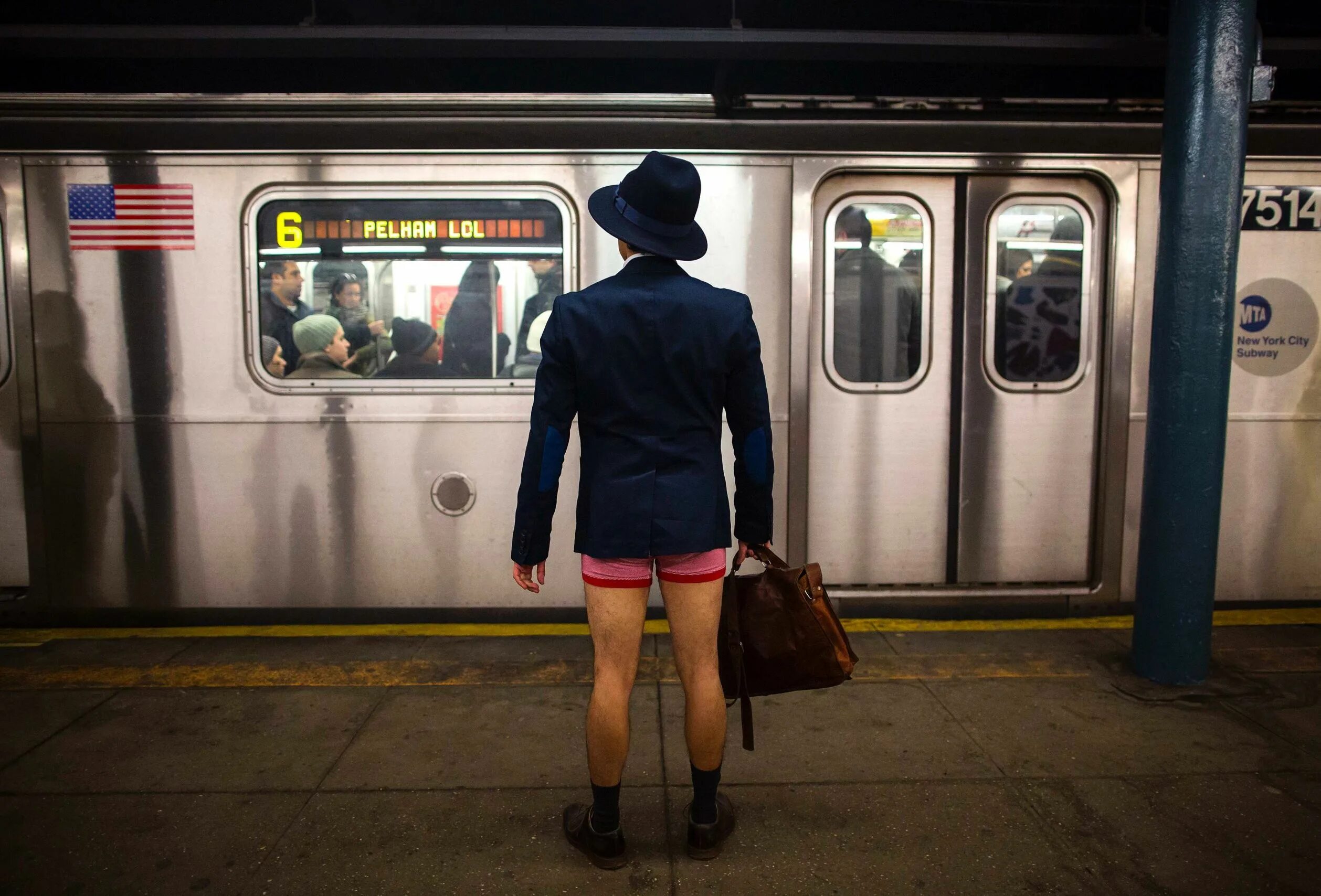 No Pants Subway Ride Москва. Без штанов. В метро без штанов. Без штанов но в шляпе.