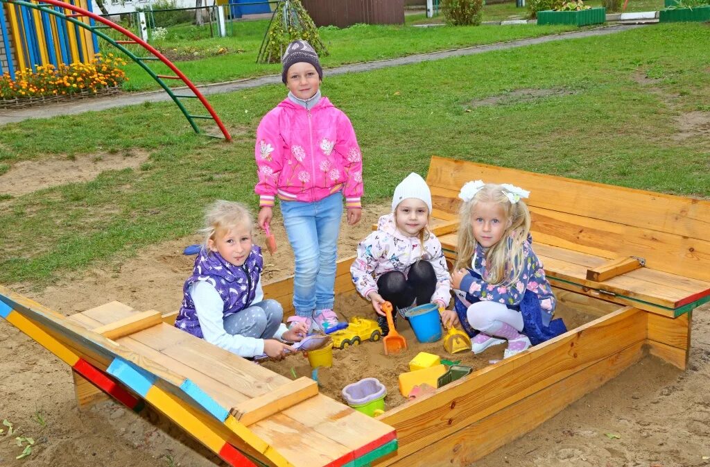 Летняя прогулка в детском саду. Весенняя прогулка ясли фото. Прогулка в детском саду ясли. Дети на прогулке в детском саду летом. Прогулка в детском саду летом.