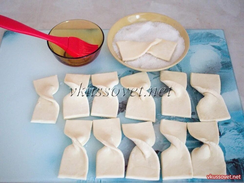 Слоеные пирожные бантики. Фигурки для слоеного теста. Слоеное печенье бантики. Бантики из пельменного теста. Бантики из теста.