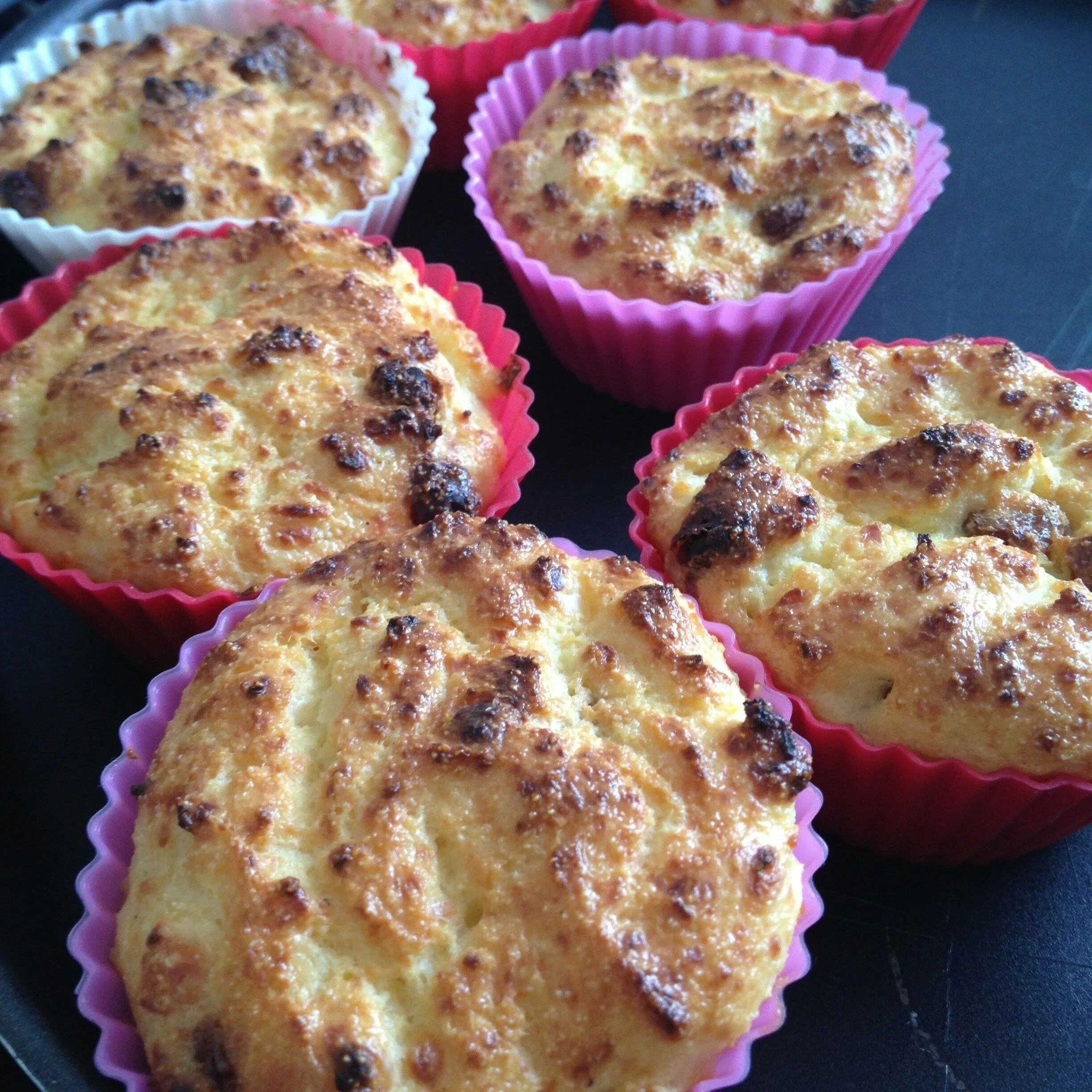Кексы. Кексики с творогом в силиконовых формочках. Кексики с изюмом. Маффины в духовке в формочке. Маффины в духовке в формочке.