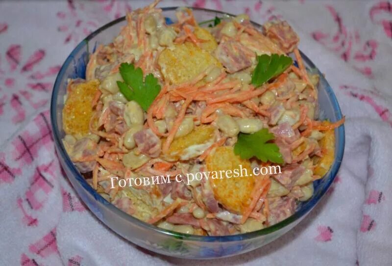 Салат с корейской морковкой и фасолью и сухариками и кукурузой. Салат с кириешками и фасолью и корейской морковью. Салат из копчёной курицы с корейской морковкой и фасолью и сухариками. Салат с морковью по-корейски и копченой колбасой и сухариками