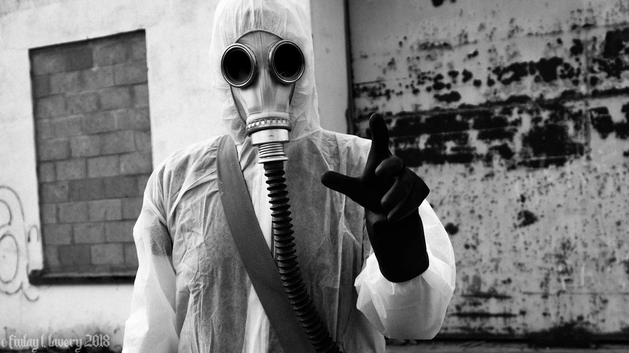 ученый в противогазе. противогаз студент. очкастая женщина в противогазе. противогаз ученого. рхбз сталкер.