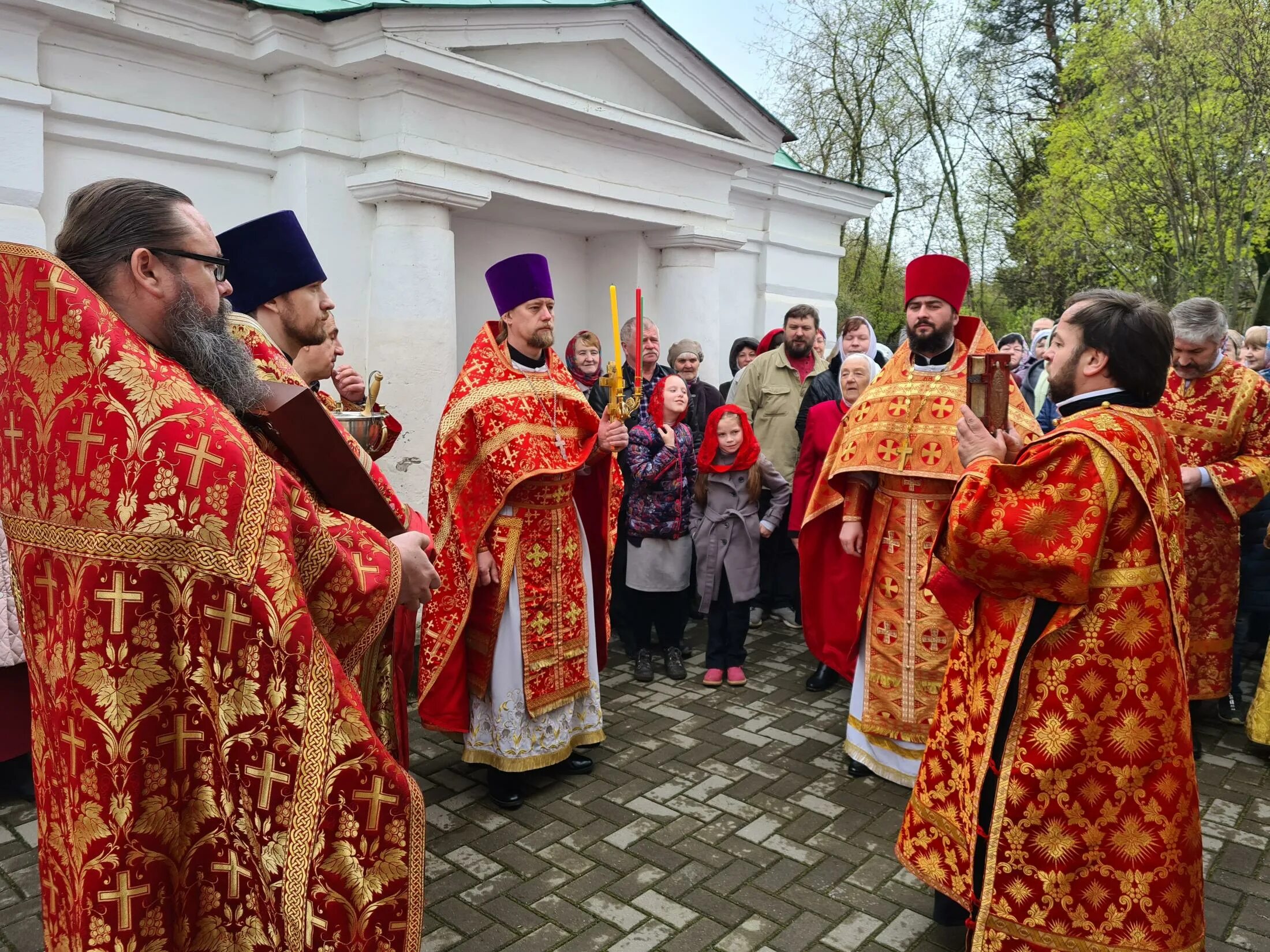 Погода в молодях. Воскресенский храм села молоди. Молоди Церковь настоятель. Церковь молоди Чеховский район. Настоятель Воскресенского храма в Новохоперске.