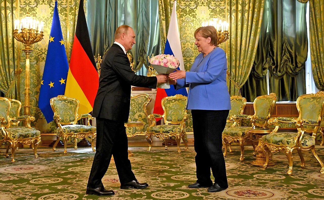 Встреча п. Путин и меркель. ангела меркель и путин. путин и меркель 2025. встреча путина и меркель 20 августа 2025.