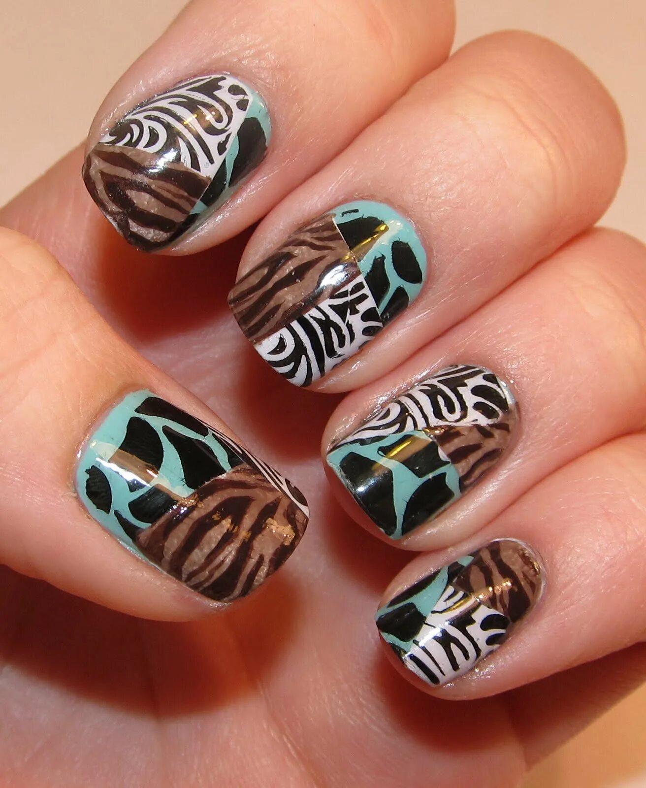 Тигровые ногти. Маникюр Зебра. Тигр на ногтях. Ногти с тигровым принтом. Дизайн ногтей с принтом