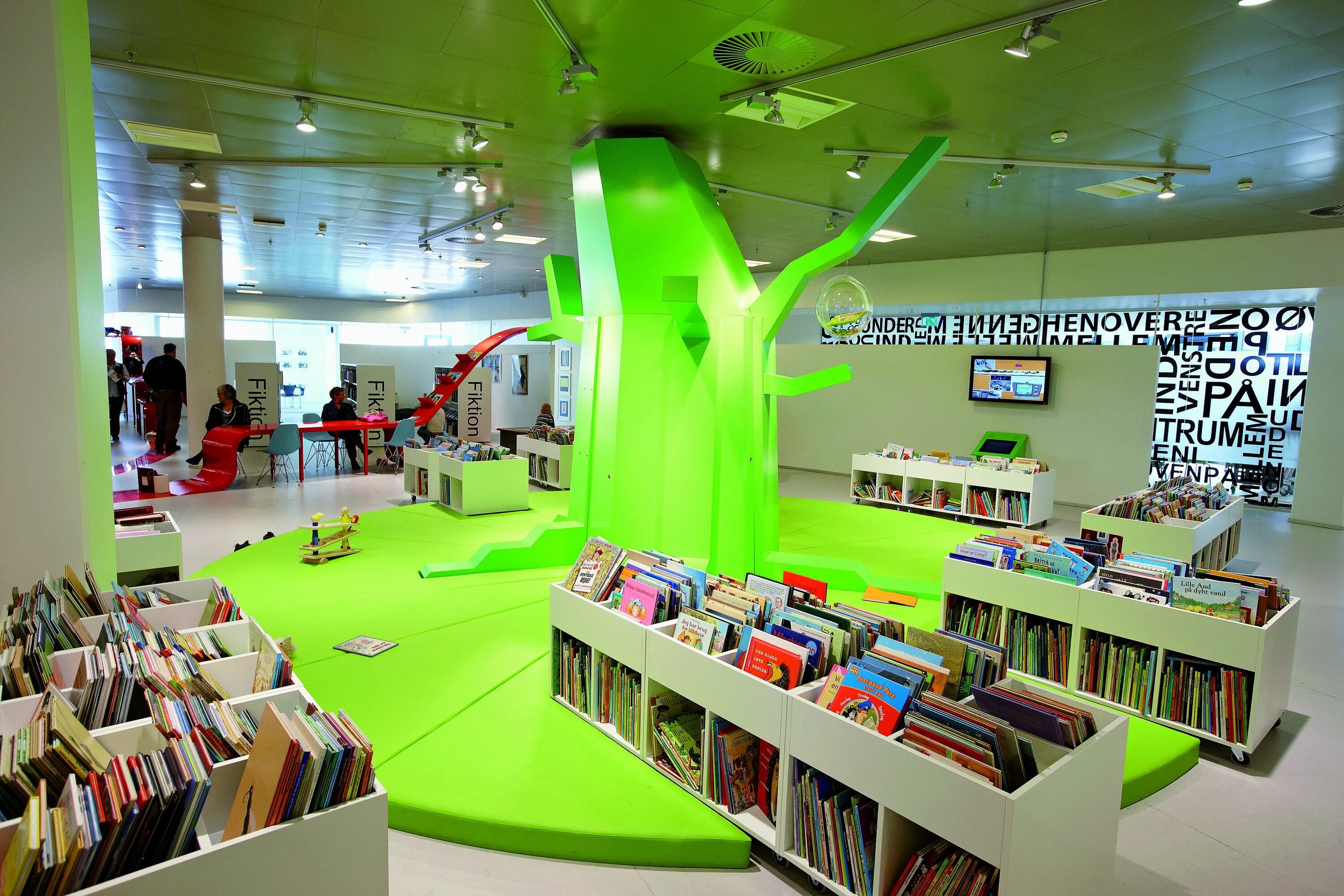 Kids library. Интерьер библиотеки. Разноцветная детская библиотека. Modern Kids Library Design. Дизайн частной начальной школы.