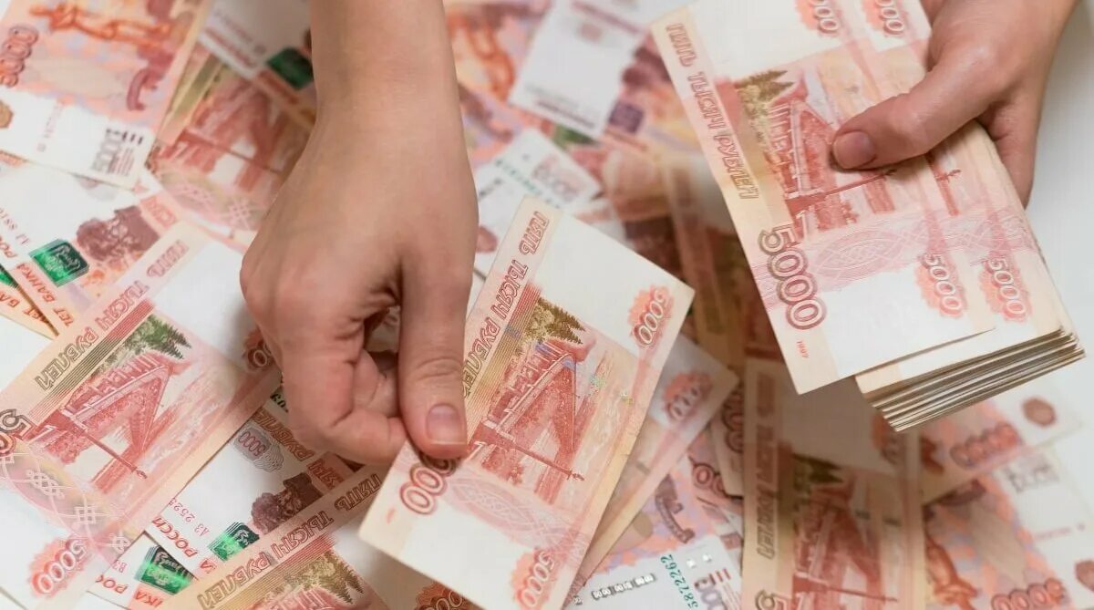 Как заработать 5 миллионов рублей. Много рублей. много денег в руках. большая зарплата. деньги в женских руках.