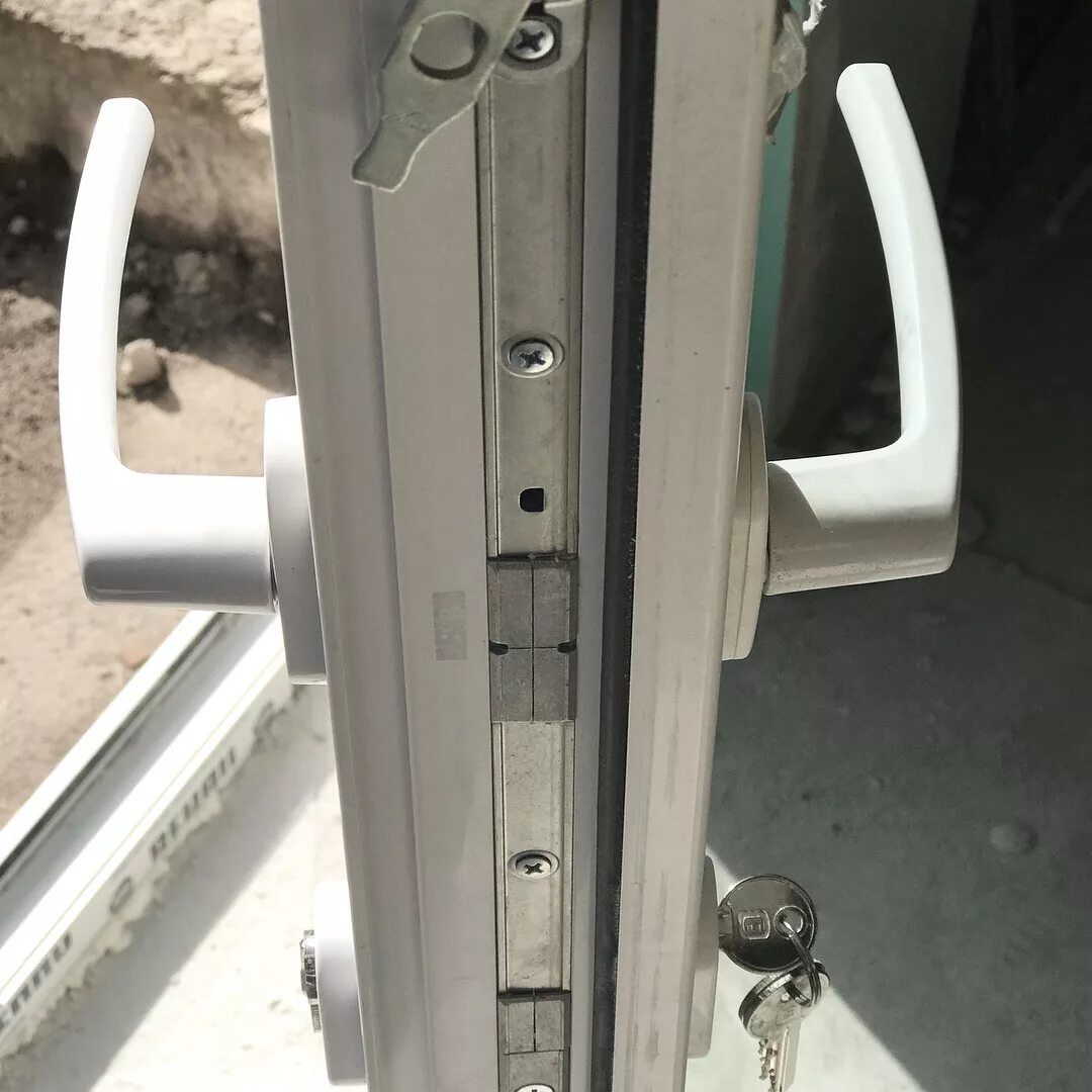 Замок двери пвх входной. Многозапорная фурнитура для пвх двери. входная дверь пвх (h)2080х880 мм rehau doors многозапорный, дверная siegenia. roto нажимной гарнитур многозапорный. замок на дверь рехау.