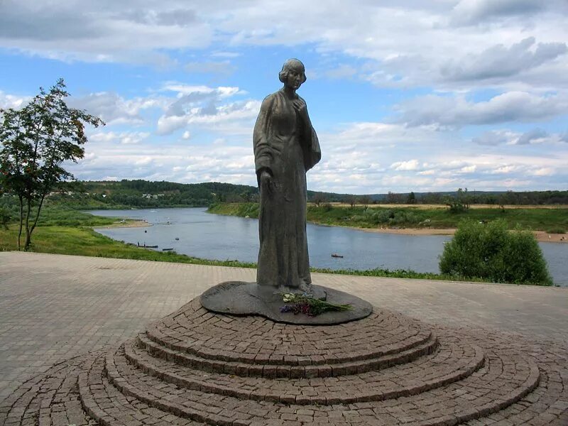 Тарусское время. Памятник Марине Цветаевой в городе Таруса. Памятник Марине Цветаевой в Тарусе на берегу Оки. Памятник Марине Цветаевой в селе Усень Ивановское. Памятники Цветаевой в Елабуге и Тарусе.