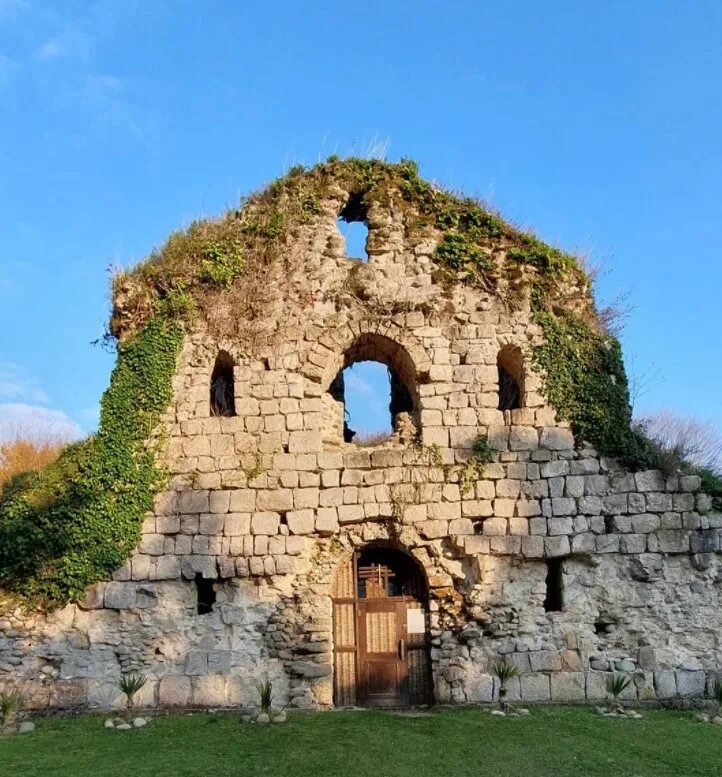 Храм амбара абхазия где находится. Мюссерский храм Абхазия. Мюссера амбара Абхазия. Мюссерский храм Абхазия Гудаута. Храм амбара Абхазия.