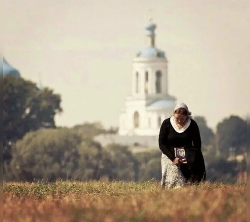 Люди в церкви. Фотосессия в церкви. Люди идут в Церковь. Человек на фоне церкви. Приход оставить