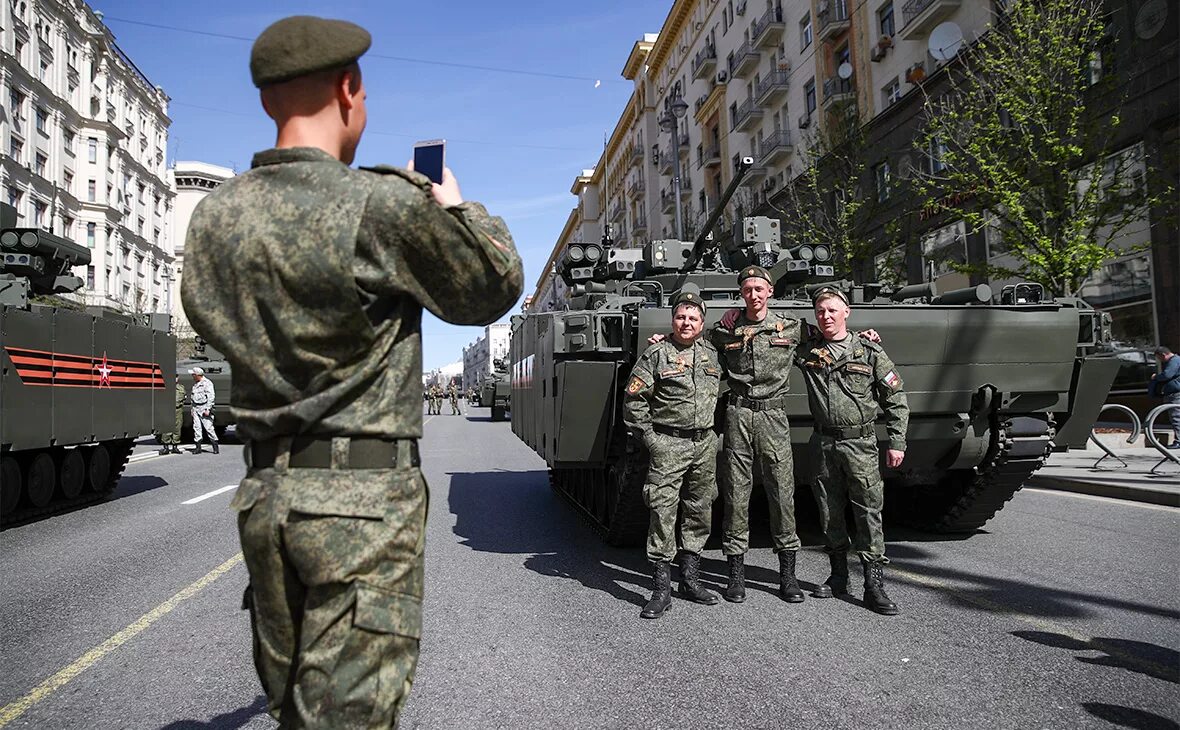 Другой военный. Военнослужащий со смартфоном. Военный телефон. Военнослужащие и соцсети. Военную активность России.