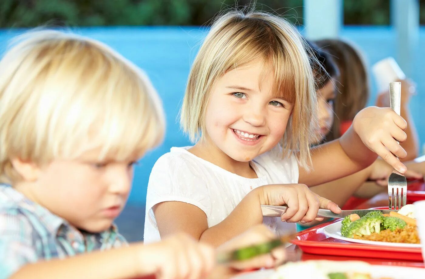 Школьное и дошкольное питание. Дети за столом. Дети обедают. Еда для детей. Обед школьника.