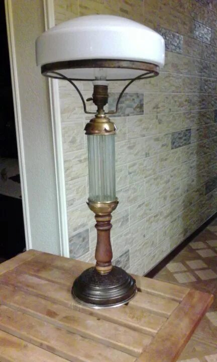 Антикварная настольная лампа. Керосиновая лампа старинная. Старинная лампа авито. Керосиновая лампа лмз 1965 стекло. Старинная настольная лампа.