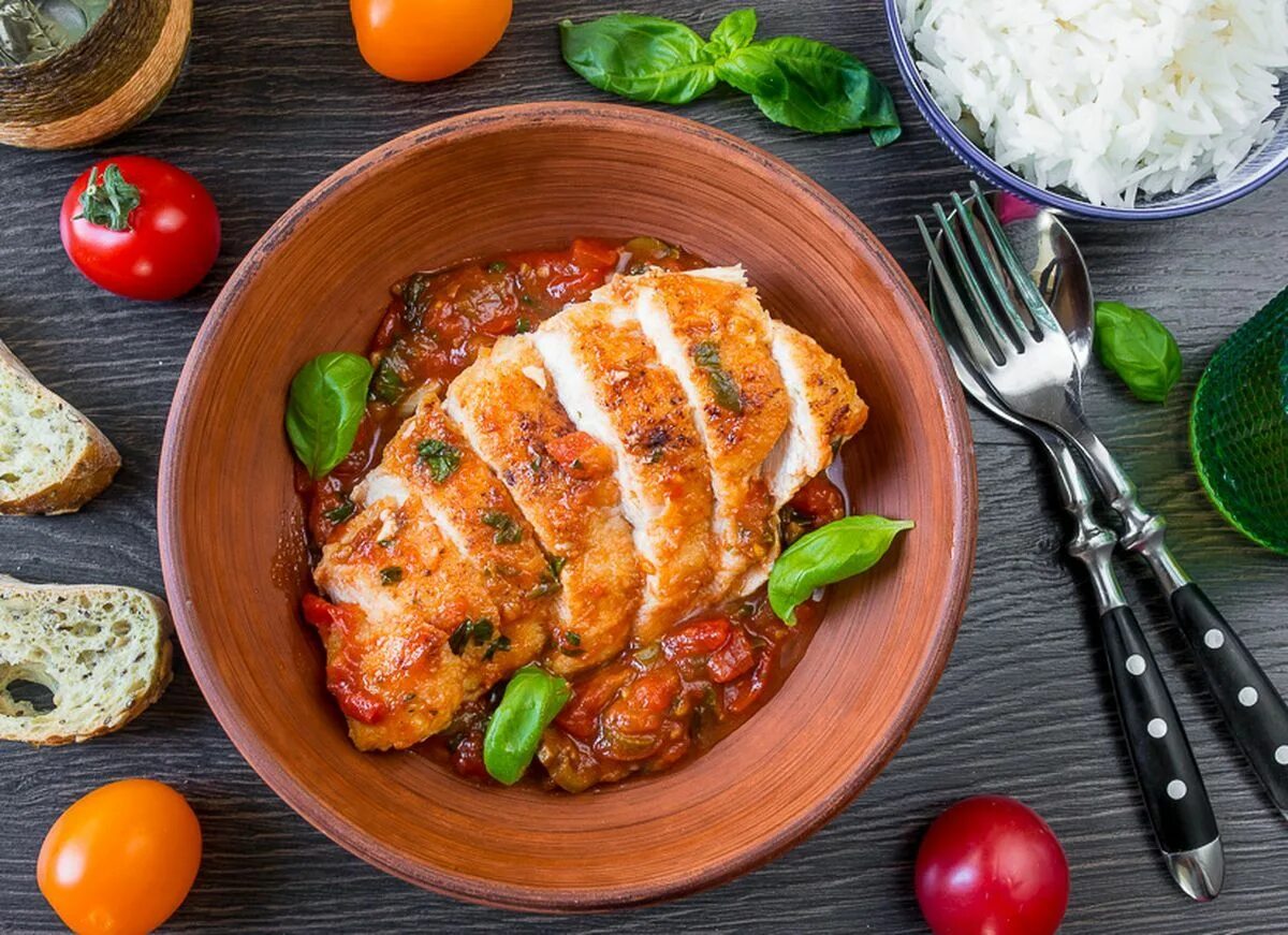Филе курицы рецепты как вкусно. Филе куриное. куриные грудки в томатном соусе. куриное филе в томатном соусе. грудка в соусе.