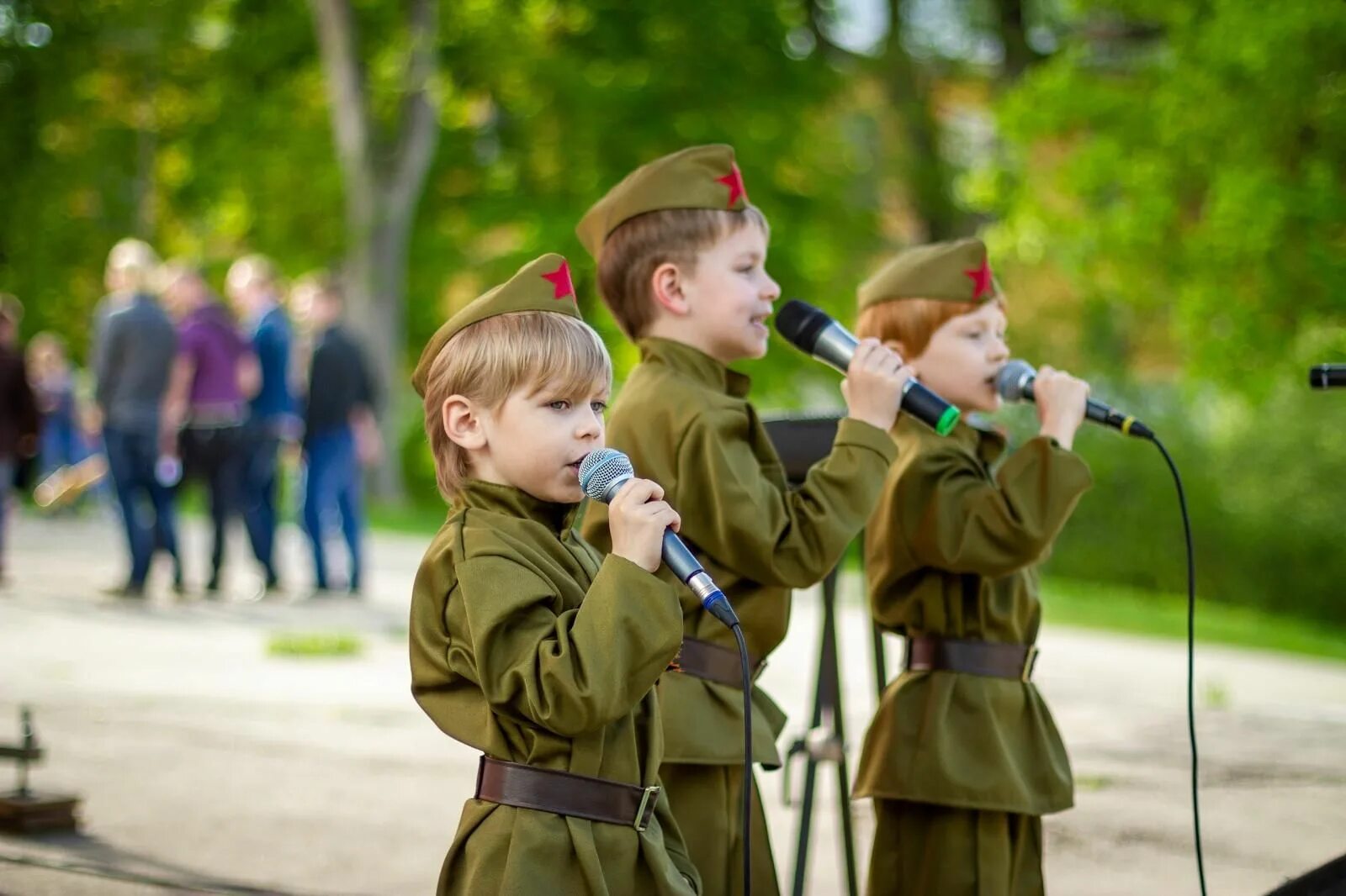 Девятое мая слушать. Дети в военной форме поют. Дети поют на улице. Детский концерт к 9 мая. Дети поют день Победы.