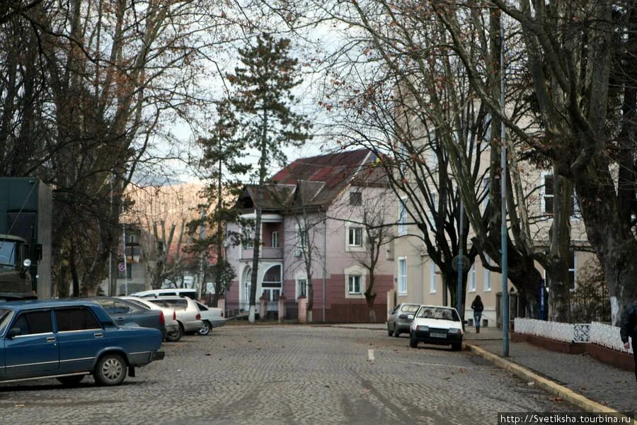 Странный городок. Хуст Закарпатская область. Хуст чешский городок сейчас. Хуст улицы немецкая. Хуст город Украина плохие районы.