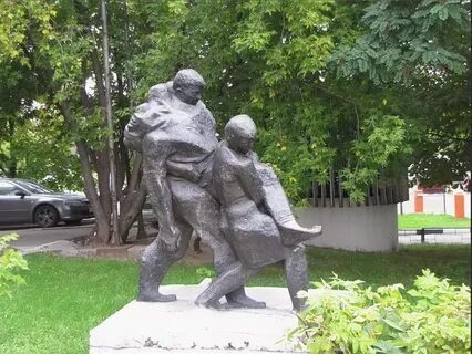Памятник рядом