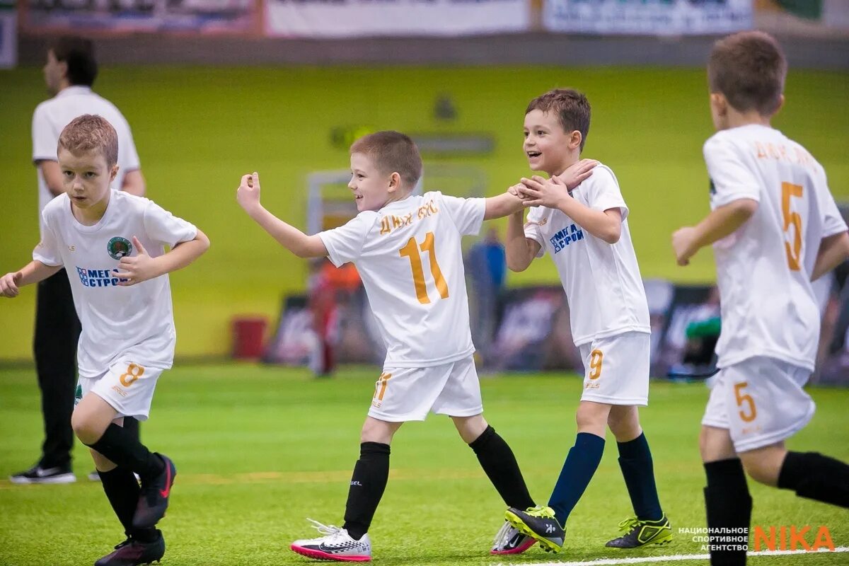 Юные футболисты. Тренировка детей по футболу. Тренировка детей по футболу. Футбол записаться на тренировки. Чемпионика логотип.