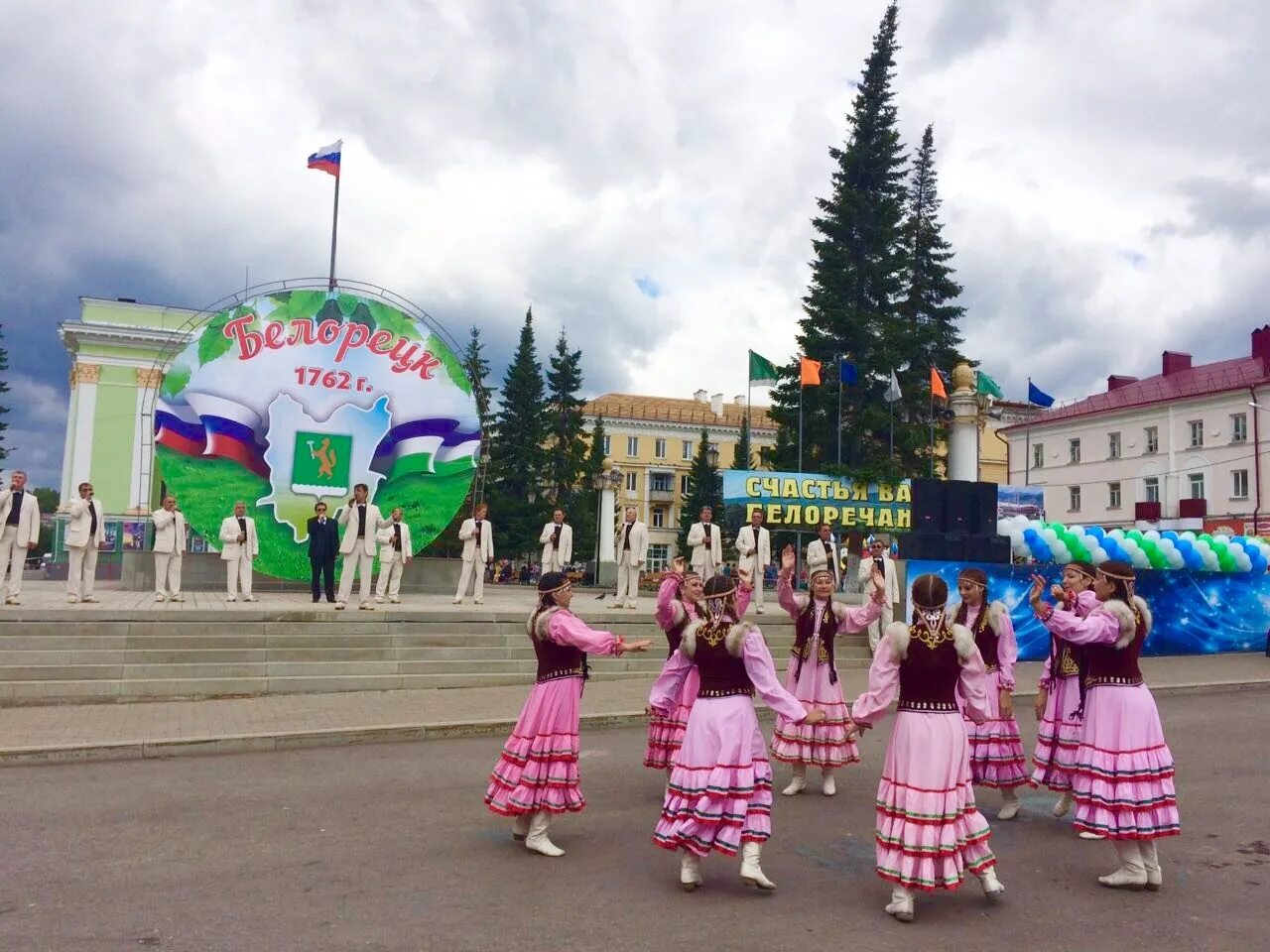 День белорецка. Площадь Металлургов Белорецк. Ночной Белорецк площадь Металлургов. Белорецк 2022. Население города Белорецк.