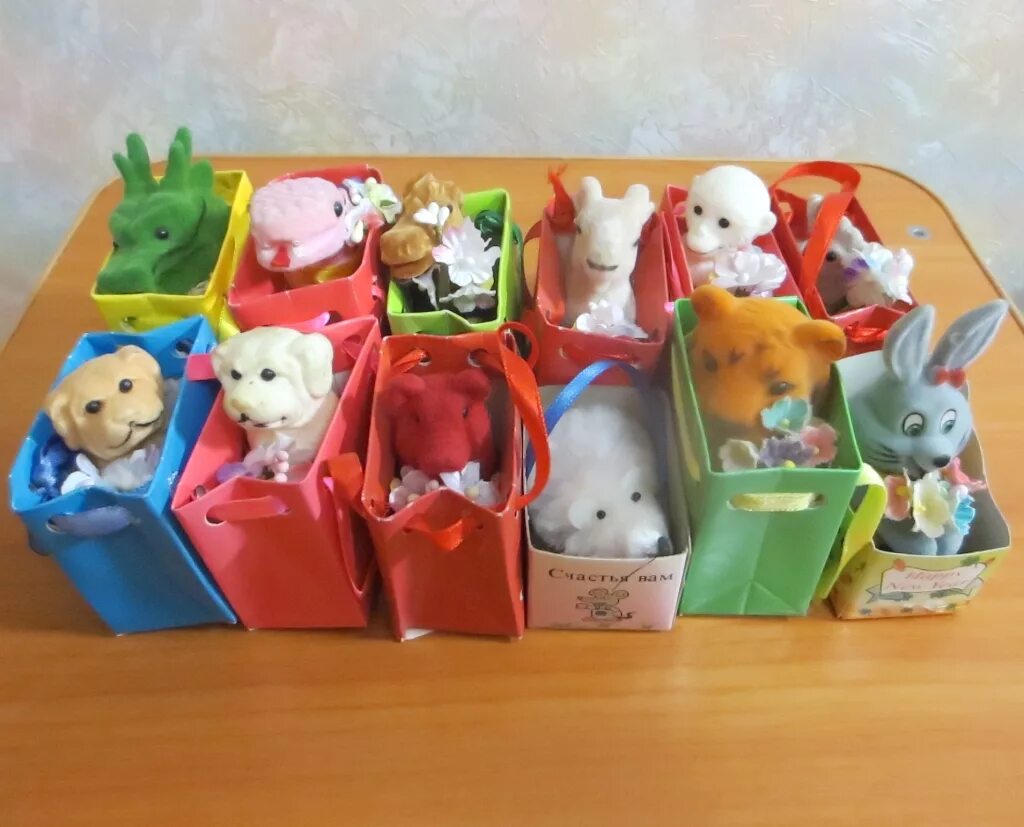 Какая игрушка олицетворяет семью. Игрушки в пакетиках животные. Бархатные игрушки-прищепки. Игрушки в коробках с животными. Коллекционные игрушки в коробке.