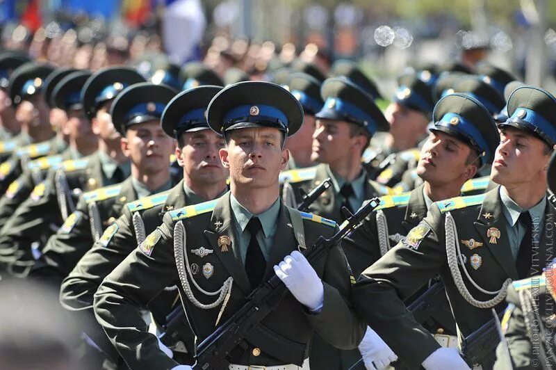 Под офицер. Офицеры на параде. Офицер Российской армии. Солдаты на параде. Офицеры на параде Победы.