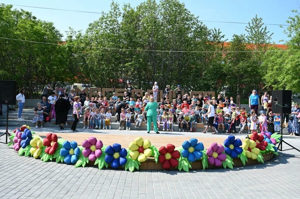 Сквер 60 лет Магадану. С днем города. Праздничное пространство. Городской парк Магадан.