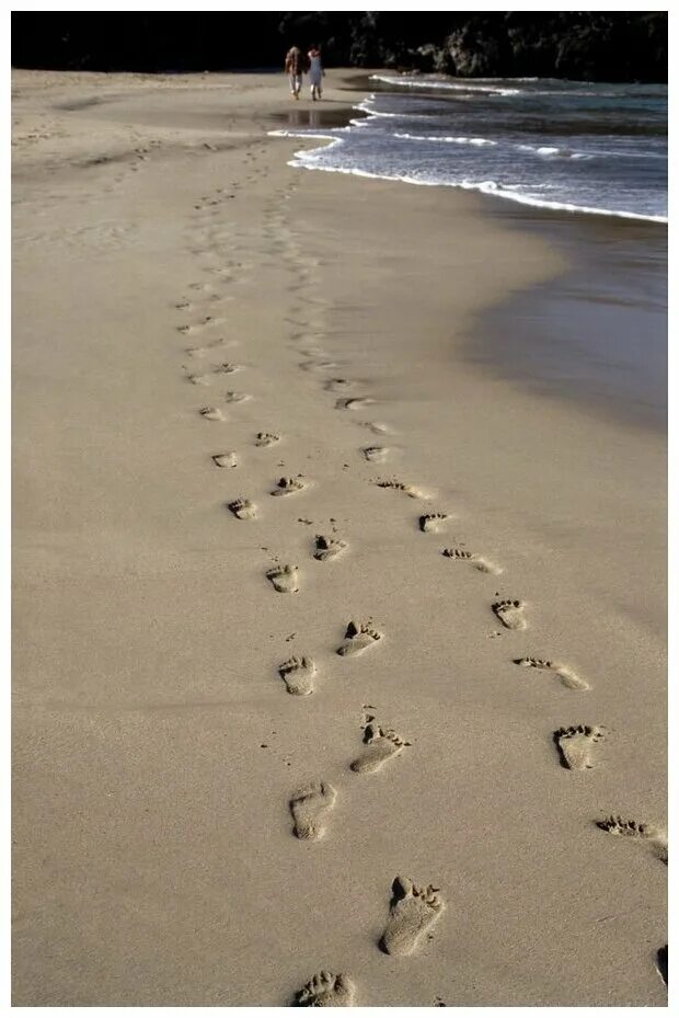 Следы на песке слушать. Следы на песке. Следы человека на песке. Следы на песке у моря.