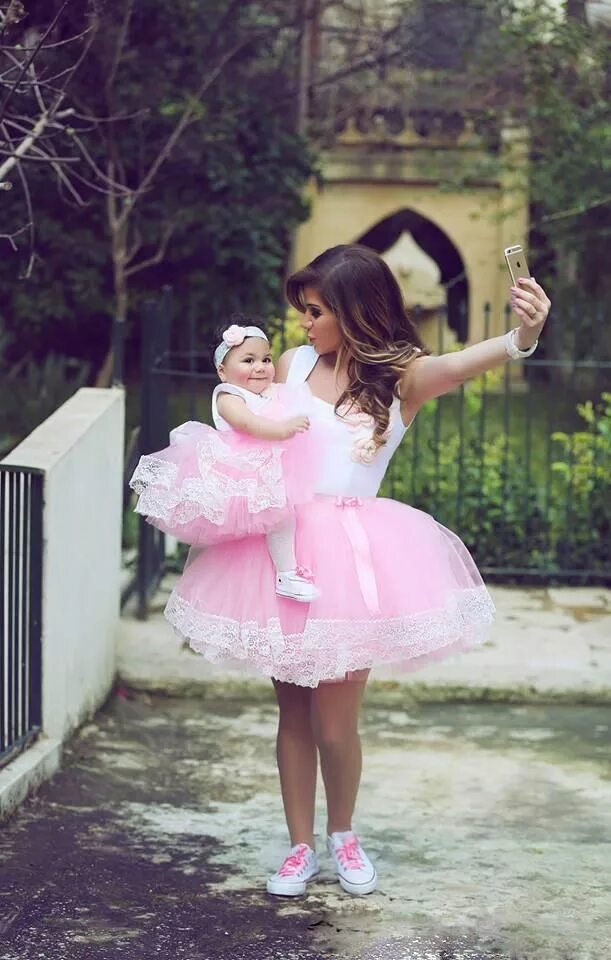 Крошку дочку. Фотосессия ребенка в пышном розовом платье. Малыши девочки в платьях. Платье для фотосессии с дочкой. Фотосессия в розовых платьях с детьми.