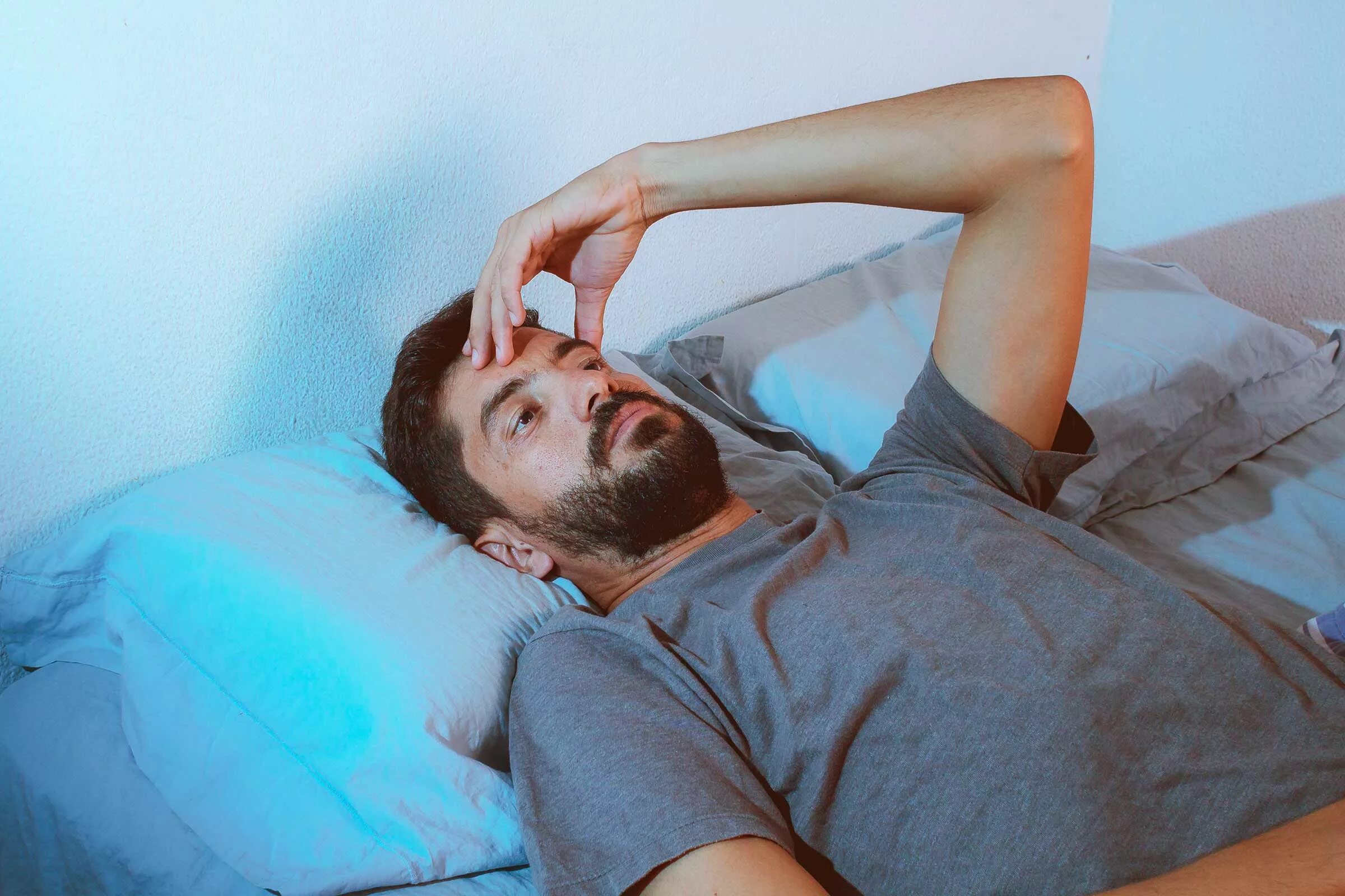 Человек перед сном. Беспокойный сон. Бессонница карикатура. Ночью плохие мысли. Бессонница девушка.