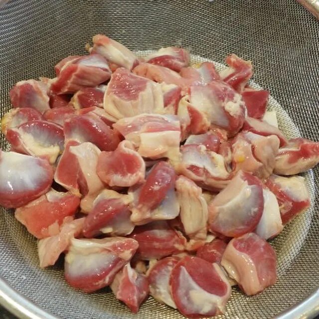 варка куриных желудков. вареные куриные желудки. желудочки куриные вареные. вареные куриные желудки. желудки куриные варить время.