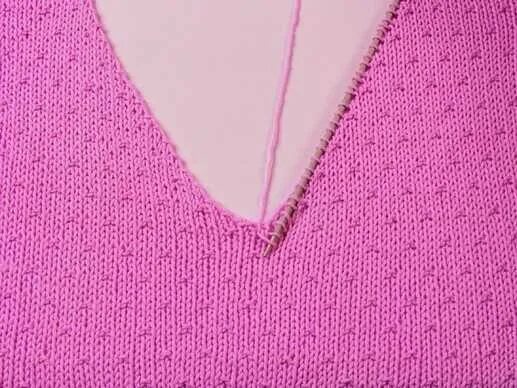 Обвязать горловину жилетки. Вывязывание горловины v образный вырез. V образная горловина резинкой 1х1. Горловина v образную видео. Вывязывание горловины v образный вырез.