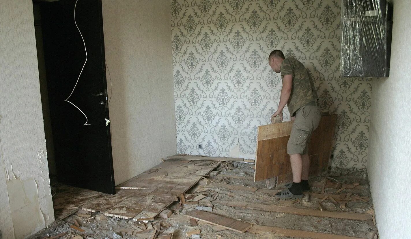 Поменять пол в комнате. Что под паркетом в панельном доме. реставрация паркетного пола без выноса мебели. укладка ламината не вынося мебель из комнаты. ремонт без выноса мебели.