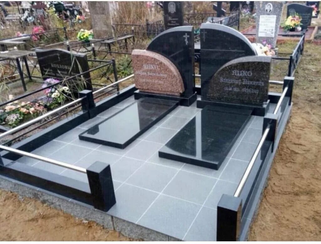 горизонтальный гранитный памятник. благоустройство могил на кладбище в минске. благоустройство могил великий новгород. двойные гранитные памятники. надгробия под ключ.