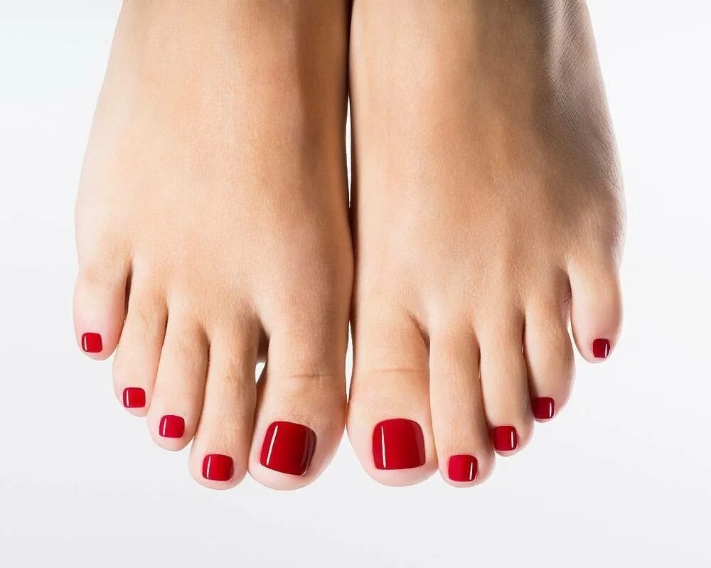 Красный маникюр и педикюр в одном стиле. Педикюр с покрытием. Педикюр москва. Педикюр фиолетовый. Педикюр москва.