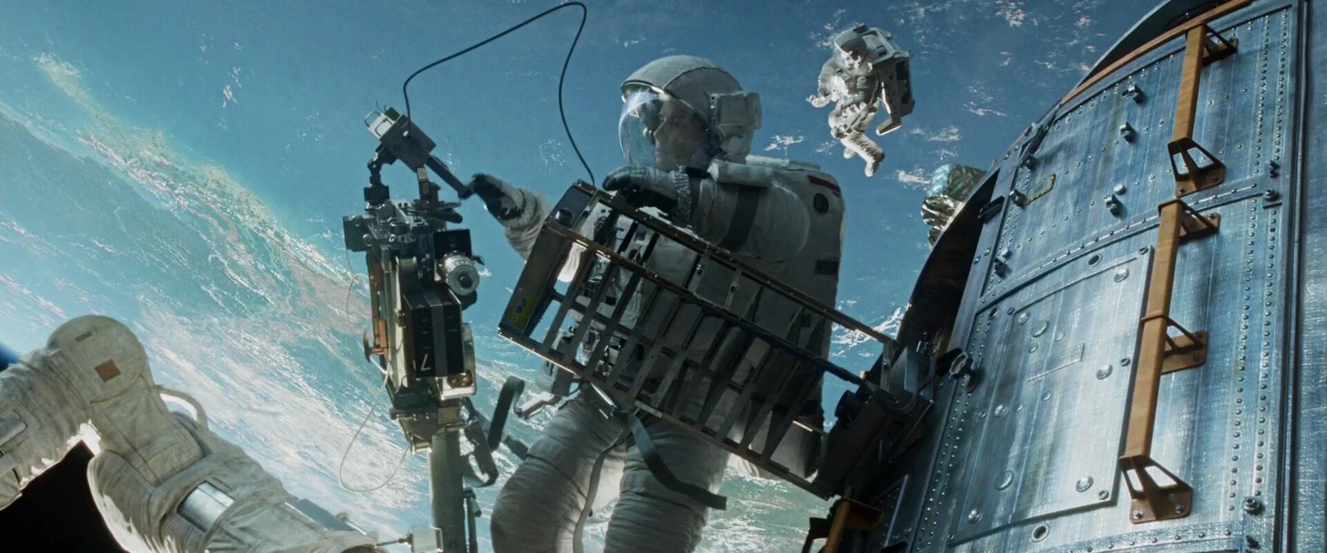 Сандра буллок в космосе. Гравитация альфонсо куарон 2013. Джордж клуни гравитация. Сандра буллок в космосе. Сандра буллок гравитация.