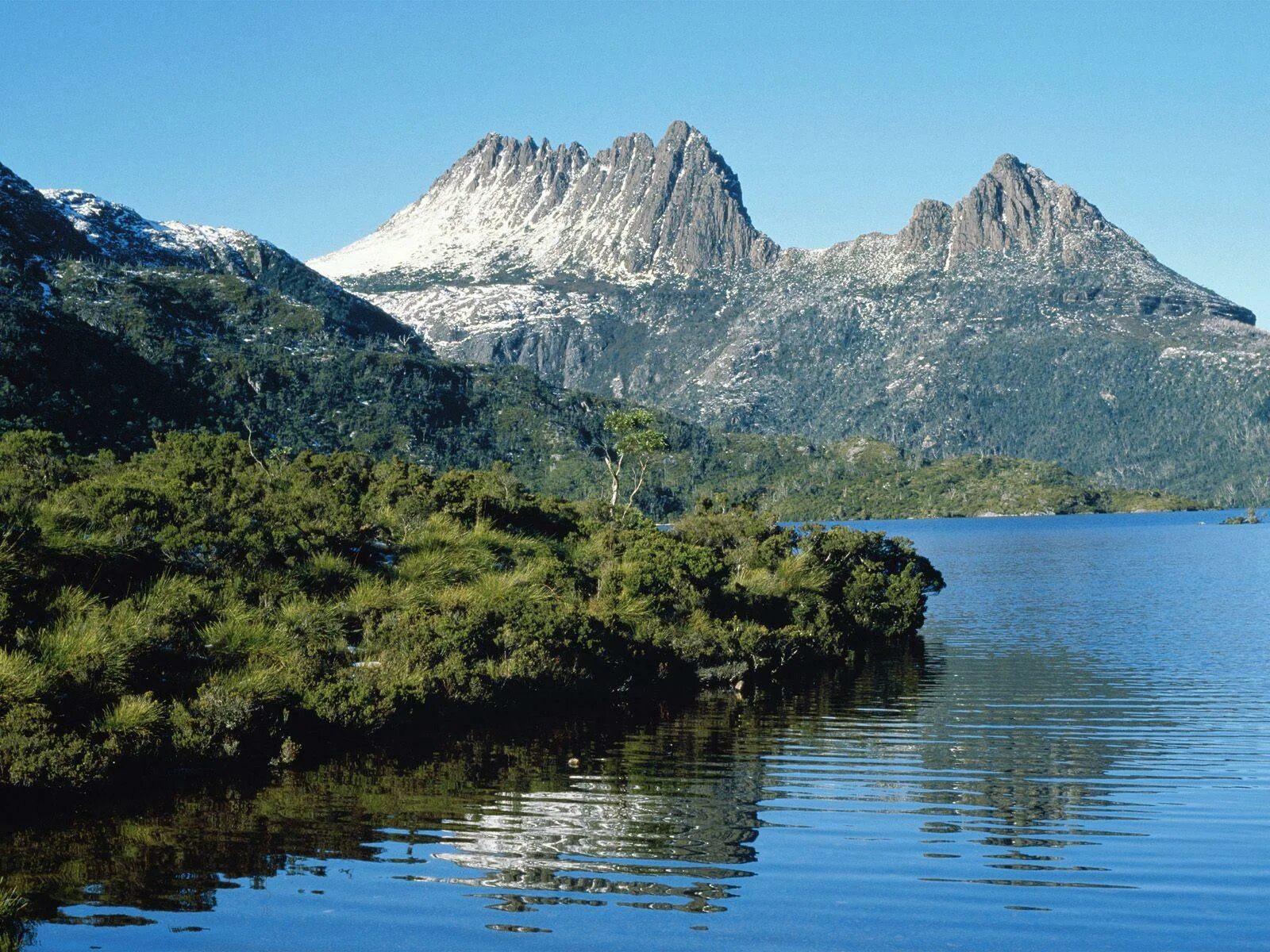 Природа культуры является. Дикая природа Тасмании Тасмания. Остров Тасмания горы. Гора Тасмания Австралия. Горное озеро на Тасмании.