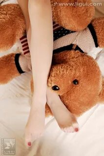 Model Feifei "Meisje speelt met voeten in de universiteitskamer van mo...