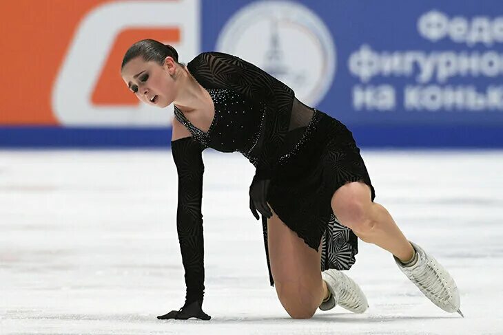 Камила валиева фигуристка. Камила валиева болеро чемпионат россии 2022. Фигуристки валиева щербакова и трусова. Камила валиева произвольная программа олимпиада 2022. Анна щербакова олимпиада 2022 произвольная программа.