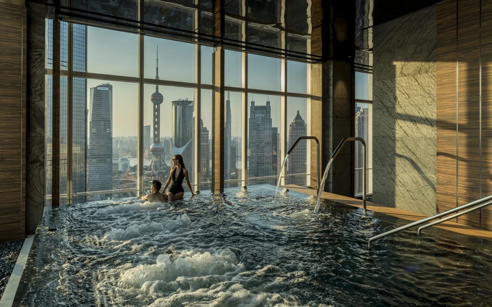 Бассейн в сити. Бассейн four Seasons Hotel Pudong, Шанхай, Китай. Москва Сити бассейн на крыше. Four Seasons бассейн. Шанхай бассейн на крыше.