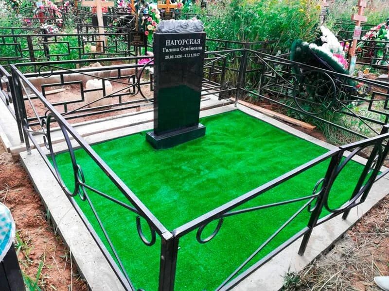 Газонные покрытия могил. Газонные покрытия могил. Газон на могиле. Газон на могиле. Искусственный газон.